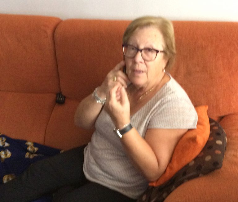 Da confección á construción: unha muller subida a un tellado