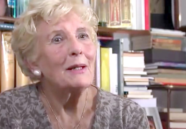 Luz Pozo, transferindo o sangue da poesía